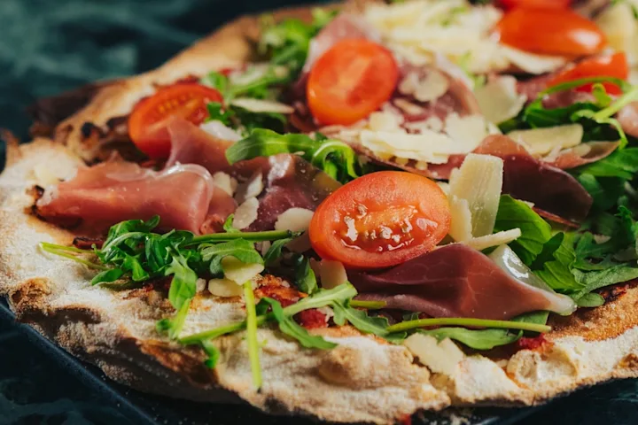 Essen aus der Sky Bar - Pinsa Mia Magarita mit Tomatensoße, Fior di Latte Mozzarella, Tomaten und Basilikum