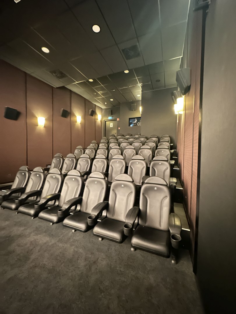 Cineplex Koeln Kino 8 vorne vertikal