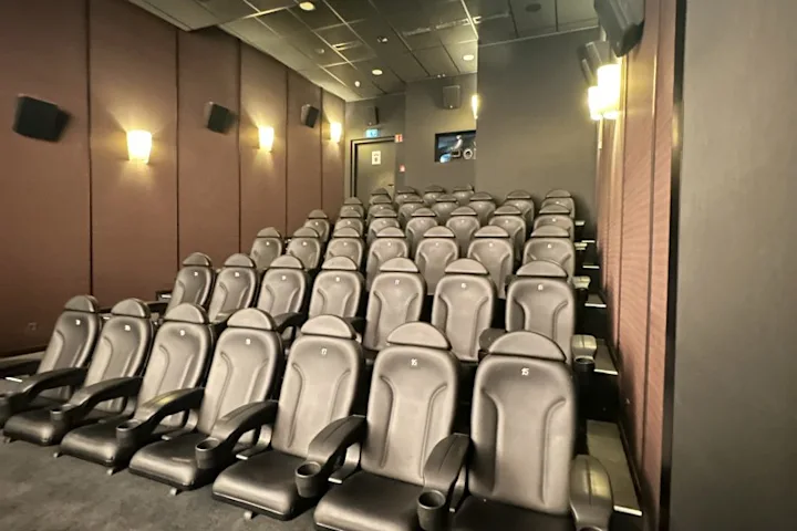 Cineplex Koeln Kino 8 vorne vertikal