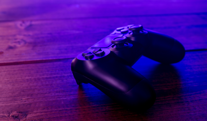 hier sieht man einen gaming controller in blauem licht