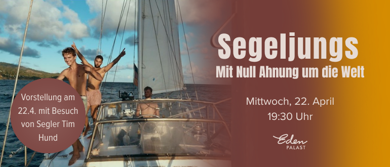 hier sieht man links drei junge Männer oberkörperfrei uns glücklich auf einem segelboot im meer.