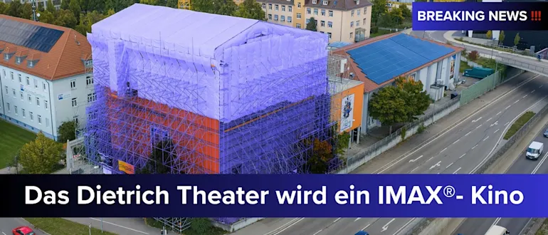 Luftaufnahme des eingerüsteten Dietrich Theaters, teilweise mit lilafarbener Markierung überzogen. Oben rechts steht „Breaking News“. Unten ein Balken mit dem Text: „Das Dietrich Theater wird ein IMAX®-Kino“.