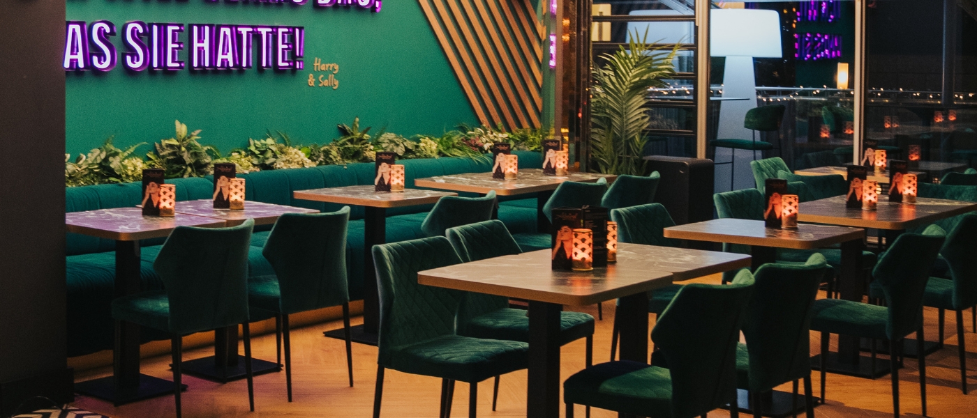 Sicht auf die Bestuhlung der Sky Bar und gemütlichen Leuchtmitteln auf den Tischen