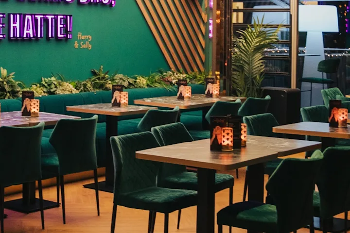 Sicht auf die Bestuhlung der Sky Bar und gemütlichen Leuchtmitteln auf den Tischen