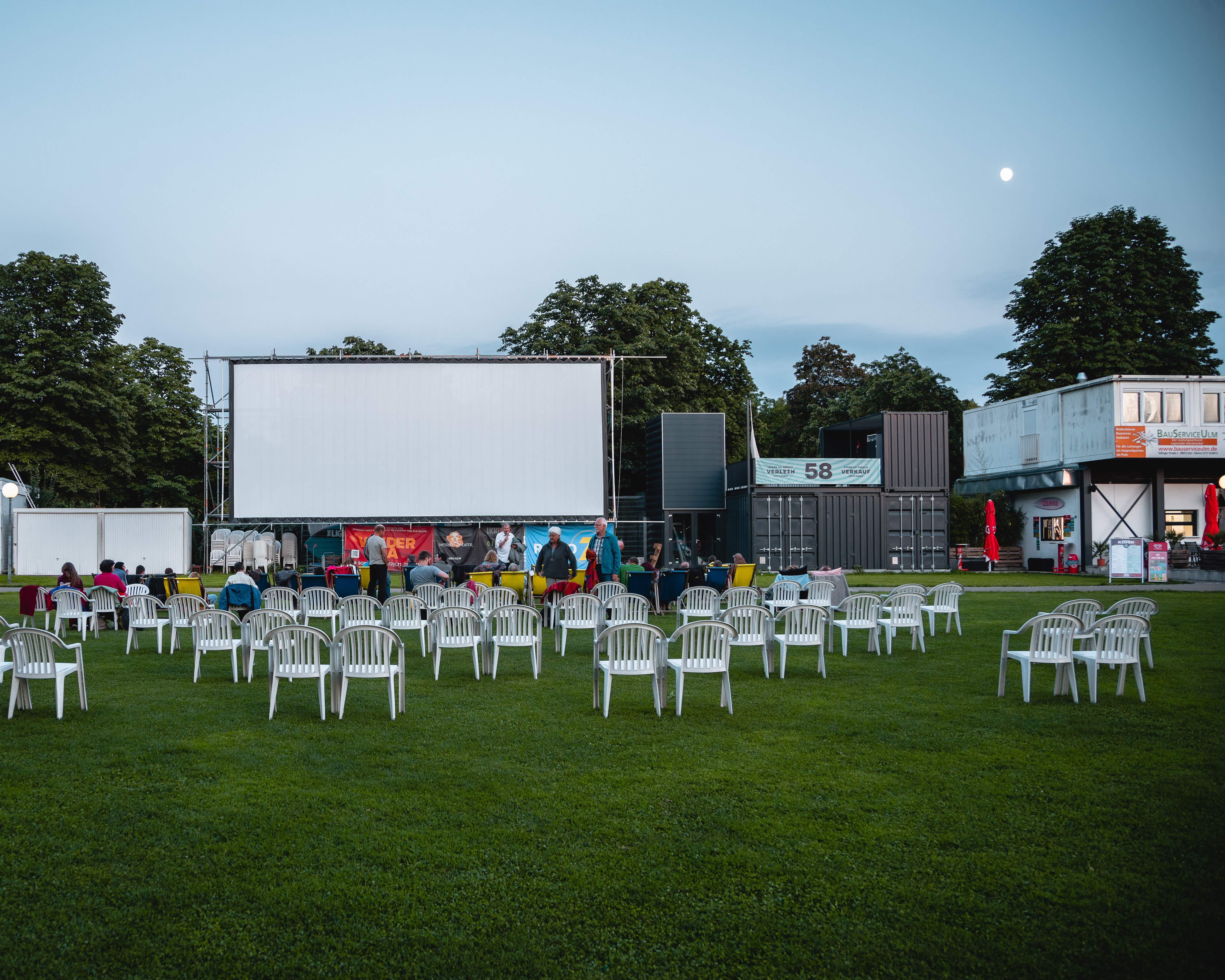 Ansicht der Grünfläche vor der Leinwand des Open Air Kinos