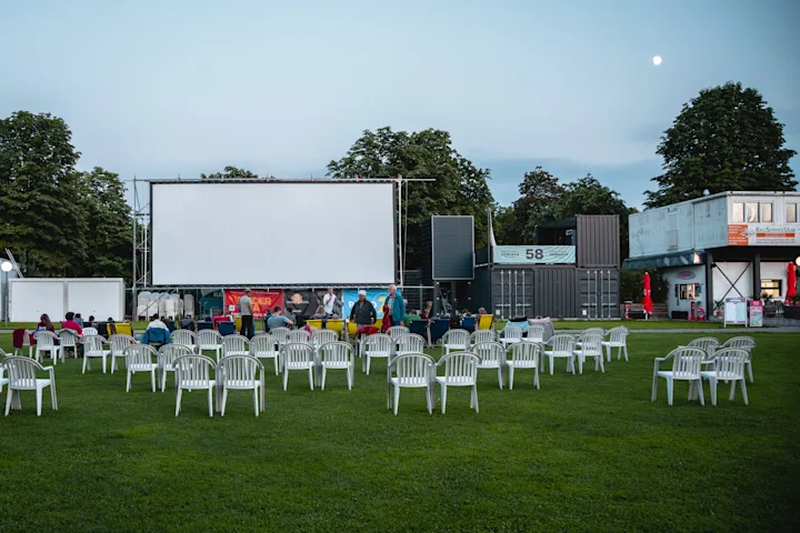 Ansicht der Grünfläche vor der Leinwand des Open Air Kinos