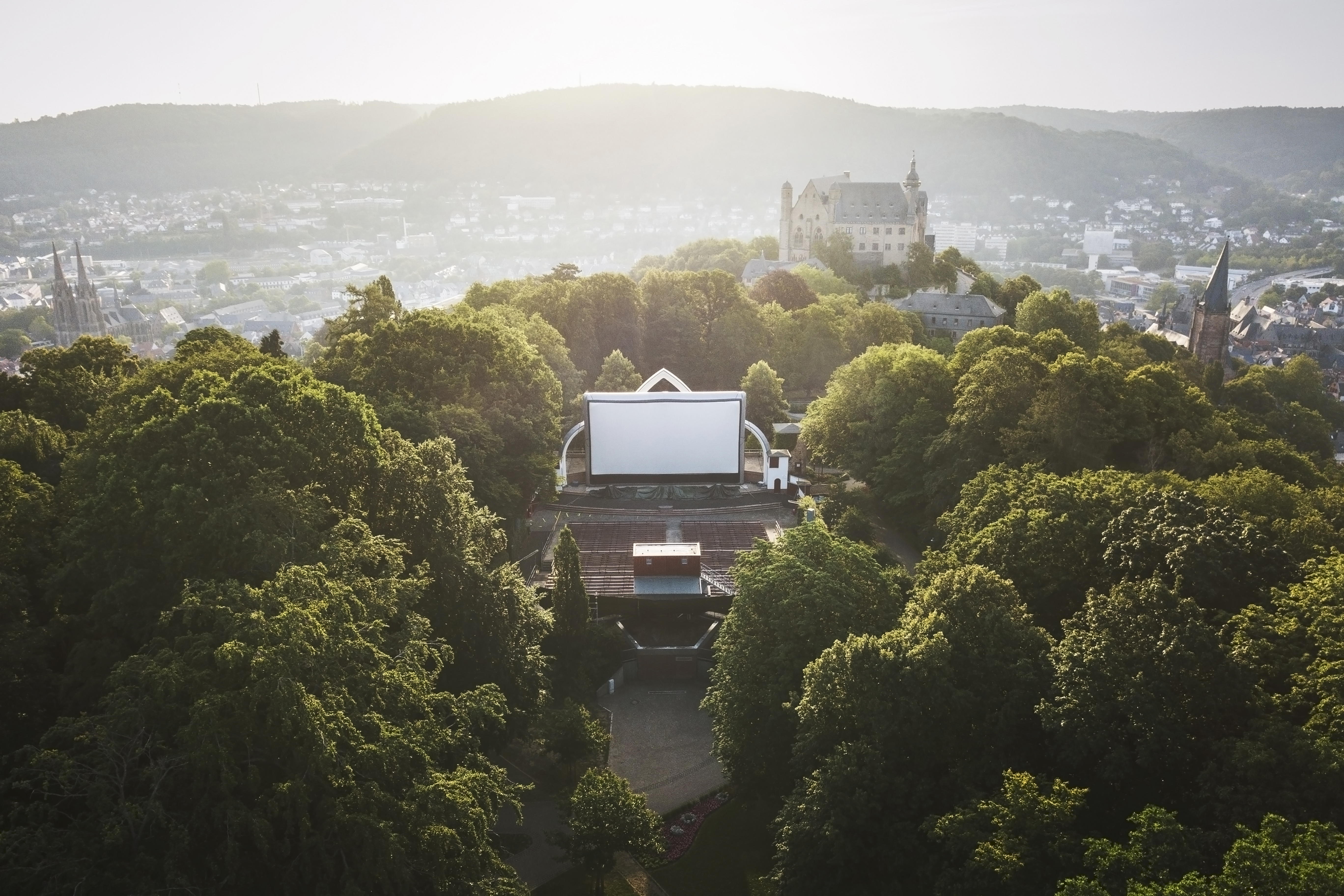 Open Air Kino Marburg Luftaufnahme der Schlossparkbühne von Henrik Isenberg