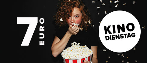 Kino Dienstag mit junger Frau und Popcorn