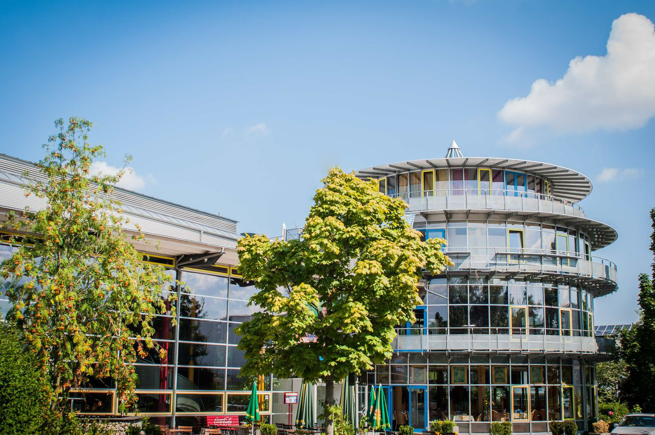 Das Bild zeigt den Außenbereich des Cineplex Vilsbiburg direkt vor dem Eingang.