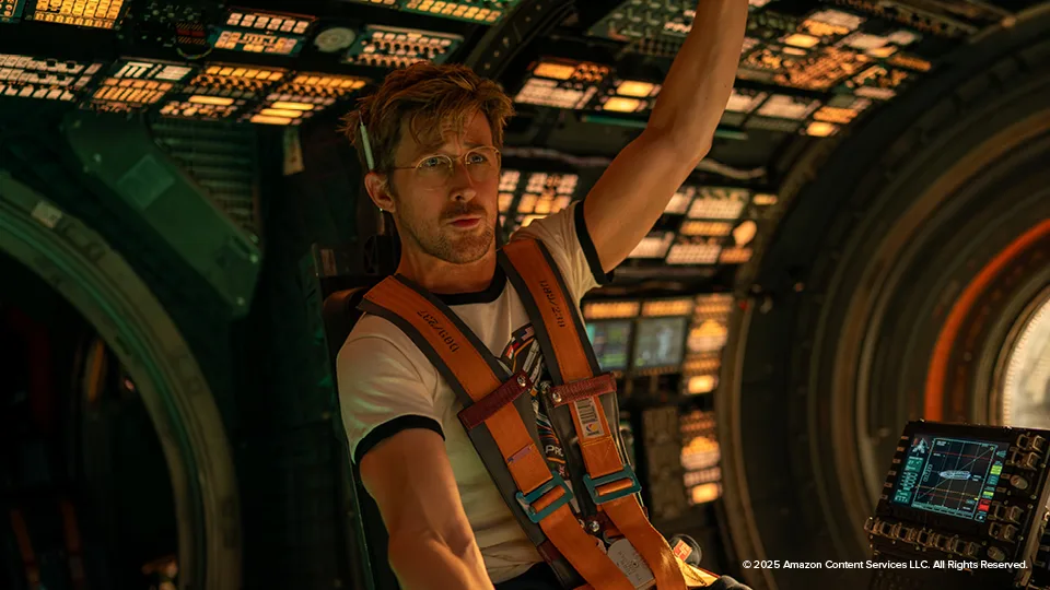 Szenenbild aus dem Film "Der Astronaut", das den Protagonisten in einem Raumschiff zeigt