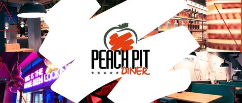 Banner mit dem Logo „Peach Pit Diner“ vor Collage aus Restaurantaufnahmen mit Neonlichtern, Sitzplätzen und Barbereich. Der Schriftzug ist schwarz und orange mit einem stilisierten Pfirsich darüber.