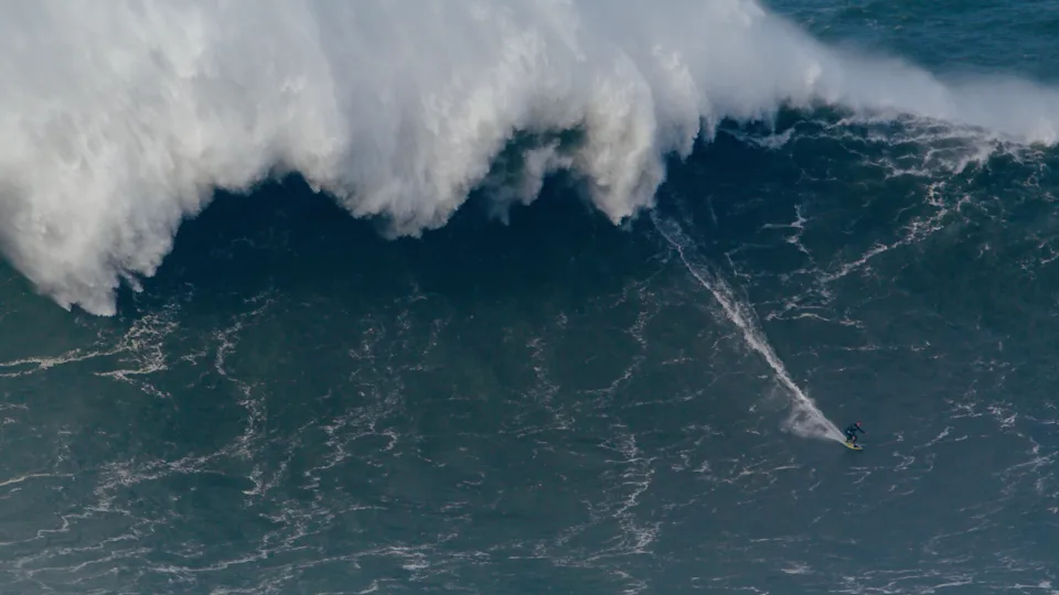 Big Wave Surfen in Nazaré, Portugal