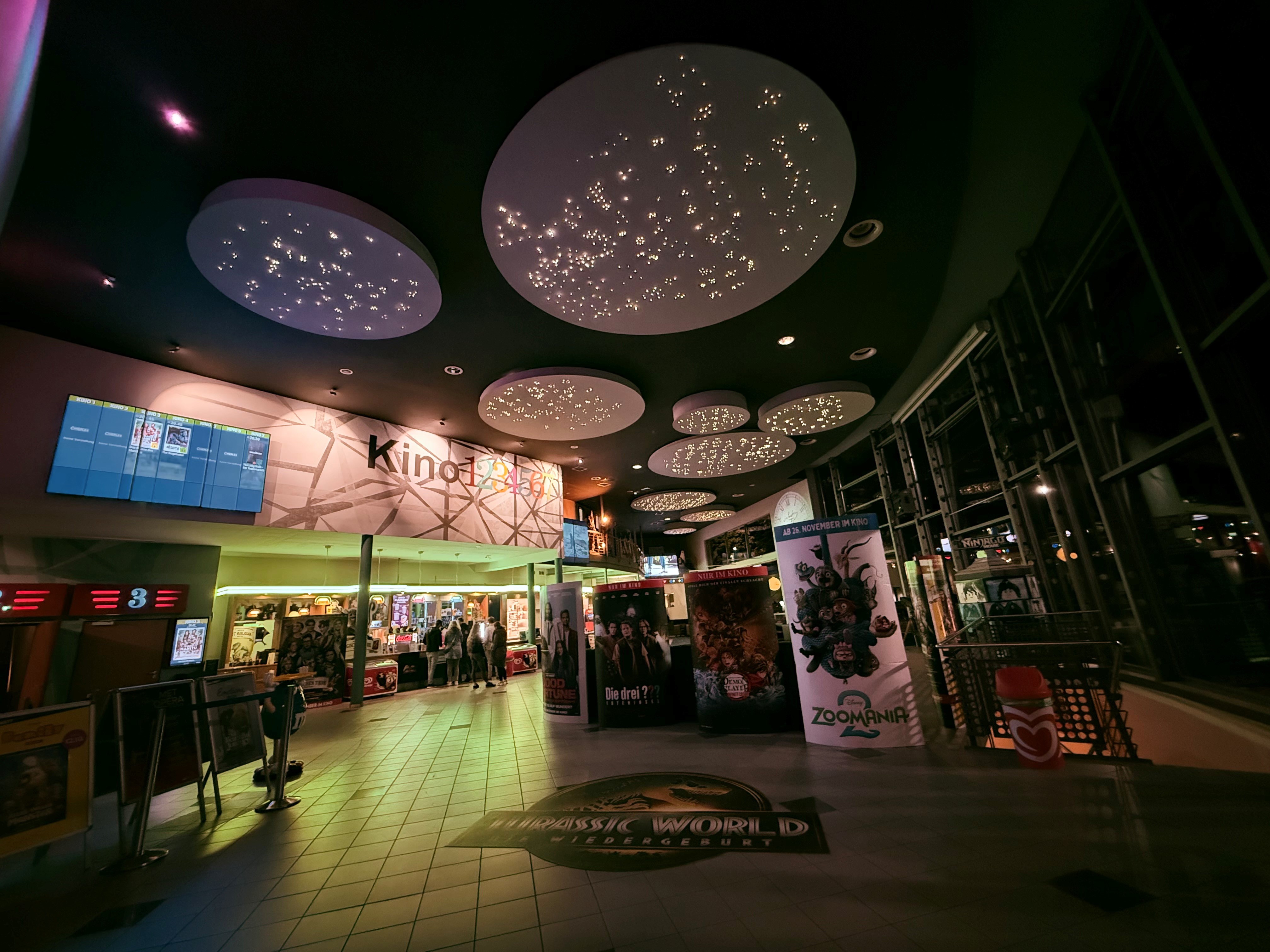 Das Foyer des Cineplex Suhl abends.