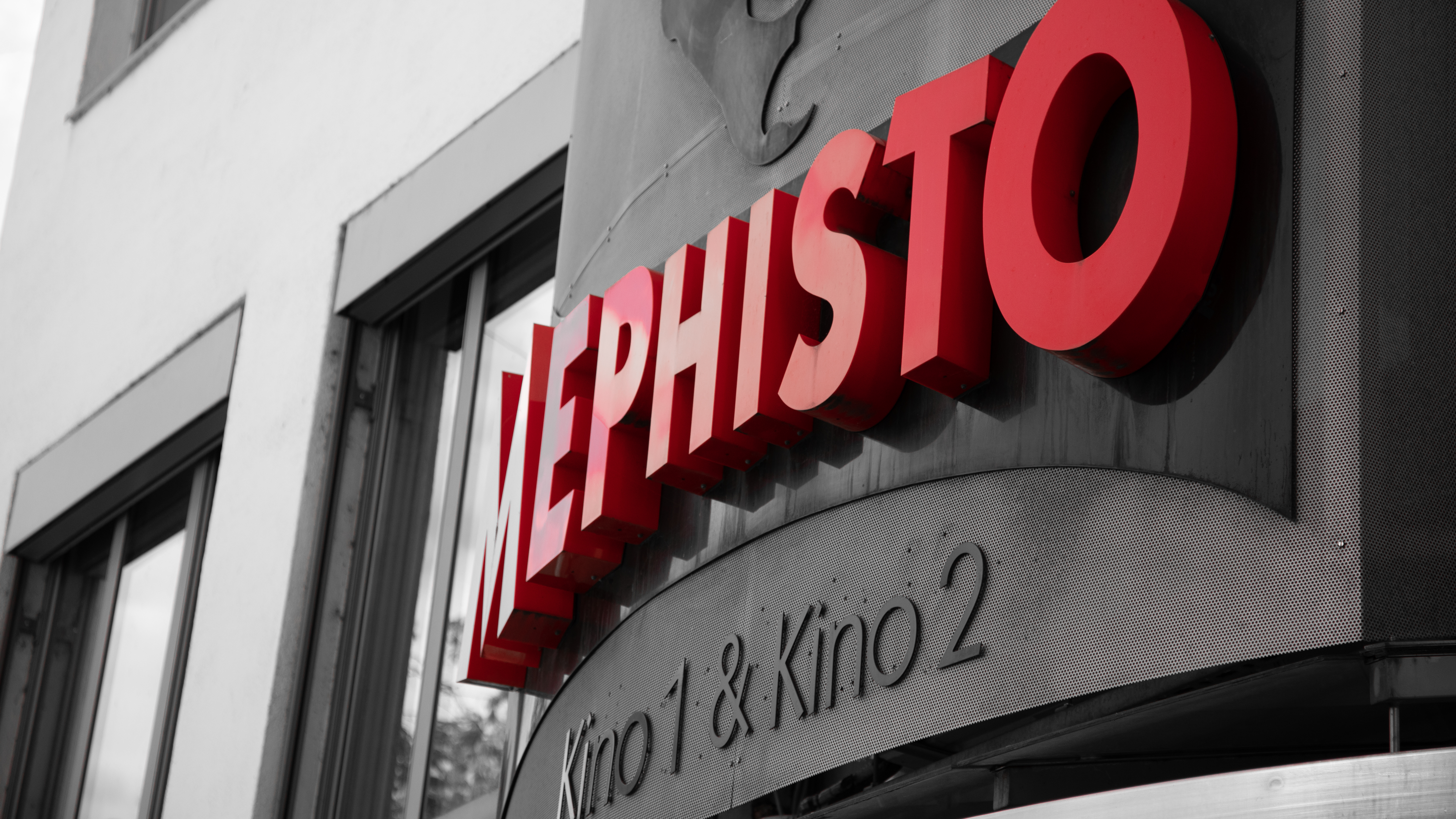 Außenansicht des Mephisto Ulm mit Detailaufnahme Logo