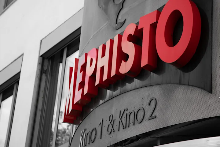 Außenansicht des Mephisto Ulm mit Detailaufnahme Logo