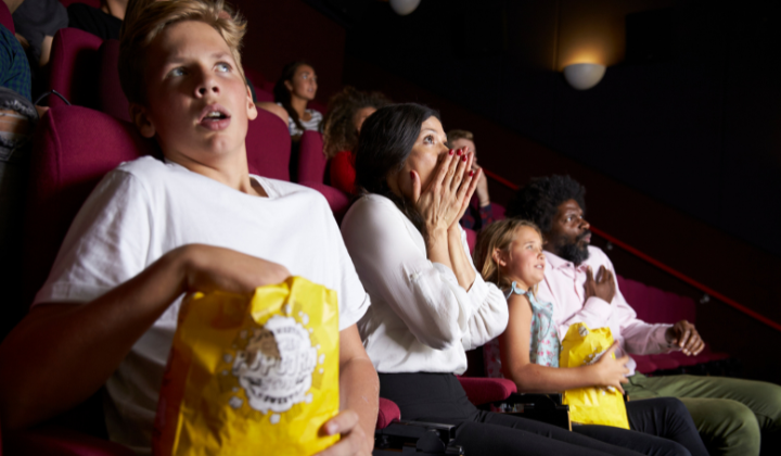 Hier sieht man Teenies, die aufgeregt im Kino sitzen