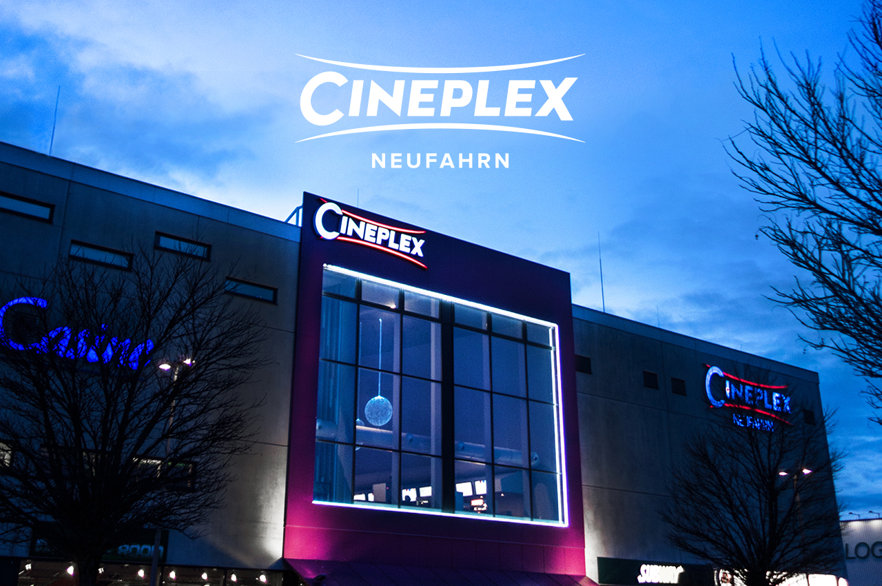 Das Bild zeigt eine Außenansicht des Cineplex Neufahrn. 