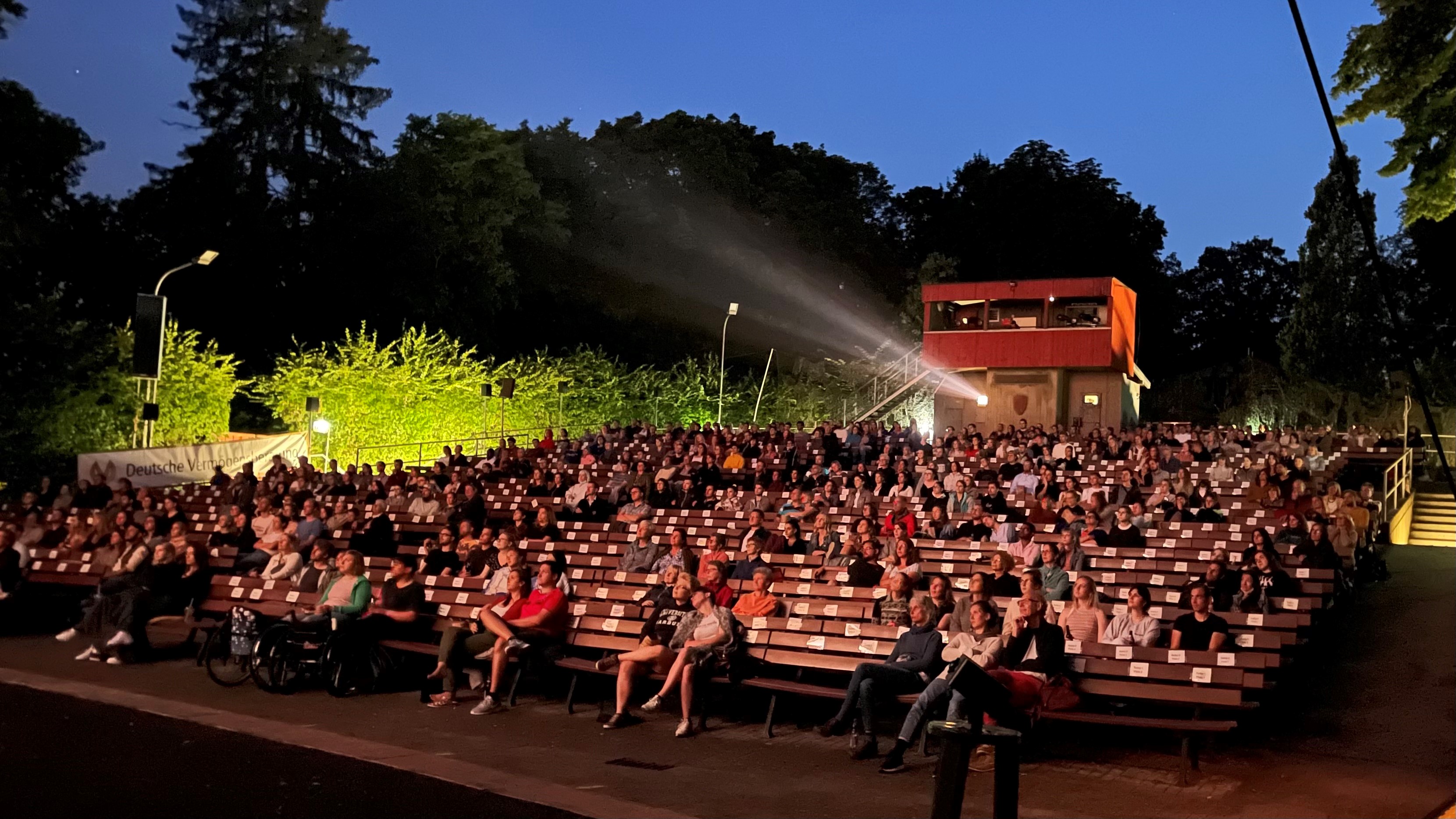 Open Air Kino Marburg Blick auf das Publikum