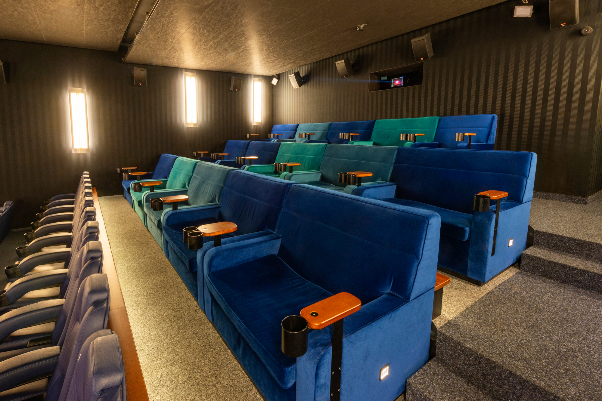 Aichach_Saal_03_couch_front_side1