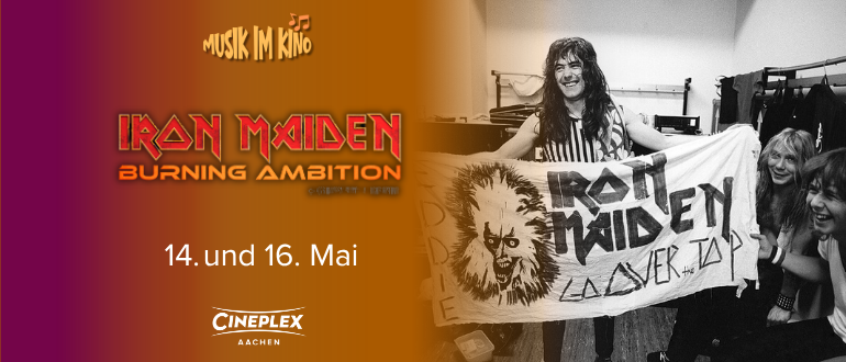 hier sieht man ein schwarz weiß bild. darauf sieht man einen langhaarigen Mann, der ein Banner mit "IRON MAIDEN" hochhält. Daneben sind Menschen zu sehen, die sehr glücklich aussehen.