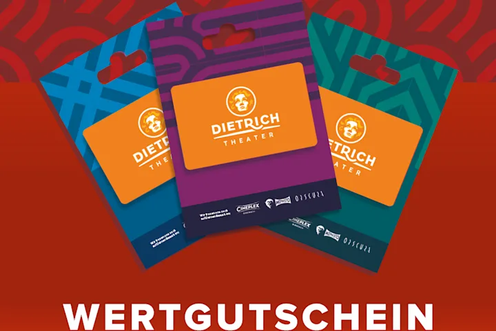 Drei farbige Wertgutscheine des Dietrich Theaters mit orangefarbenen Karten vor rotem Hintergrund. Darunter steht der Text „Wertgutschein ab 5 €“.