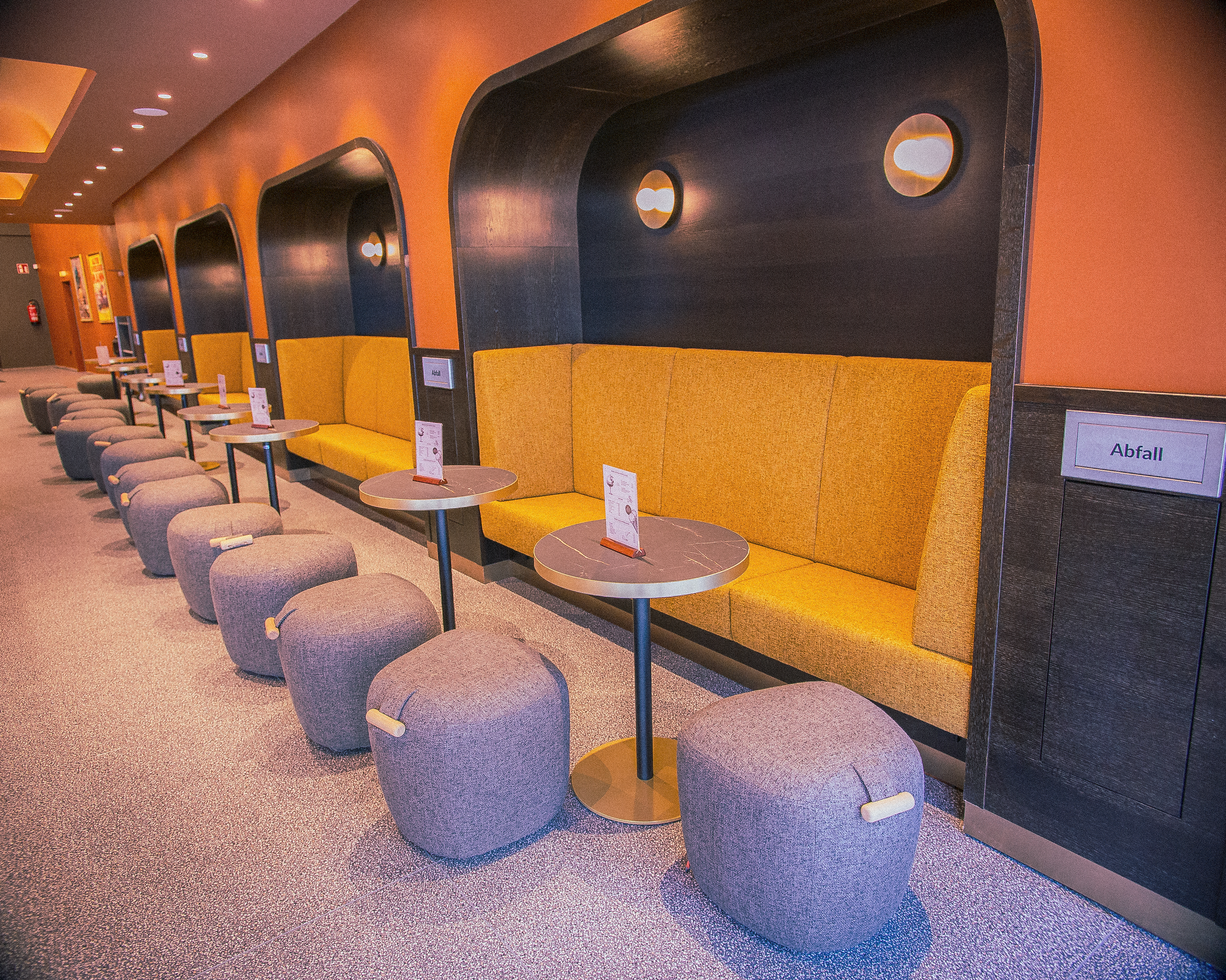 Sitzgelegenheiten im Eden Palast Foyer