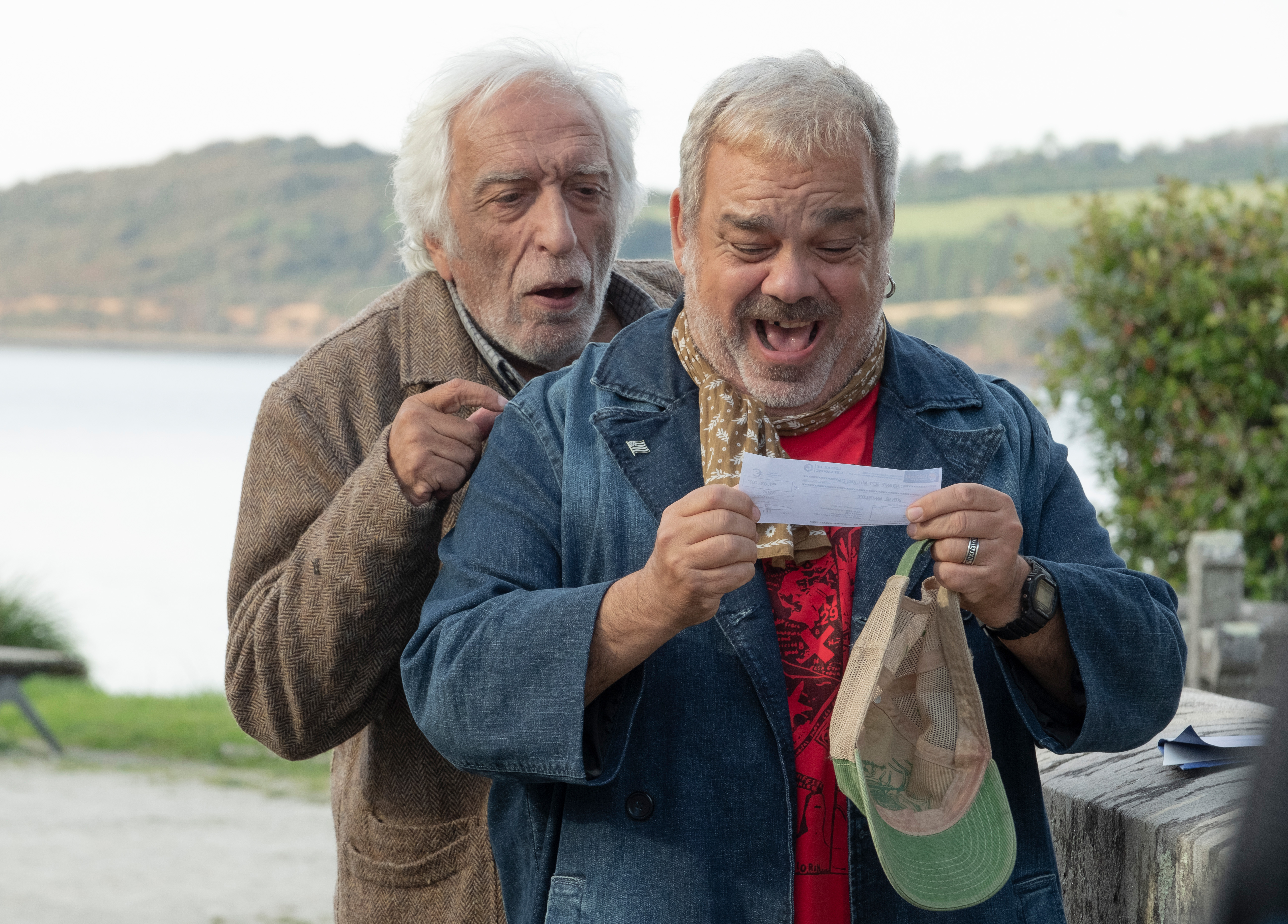 Szenenbild zu Das große Los - 1 Insel, 40 Einwohner, 2 Betrüger