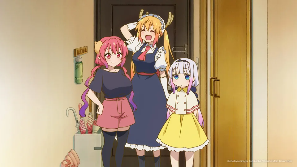 Szenenbild aus dem Anime Miss Kobayashi's Dragon Maid: Ein einsamer Drache sehnt sich nach Liebe, das drei Mädchen in einem Hausflur zeigt