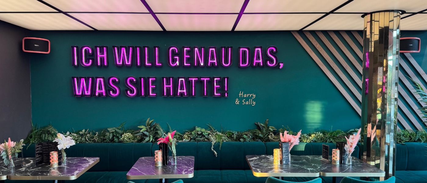 Schriftzug von Harry & Sally an der Wand: "Ich will genau das, was sie hatte!"
