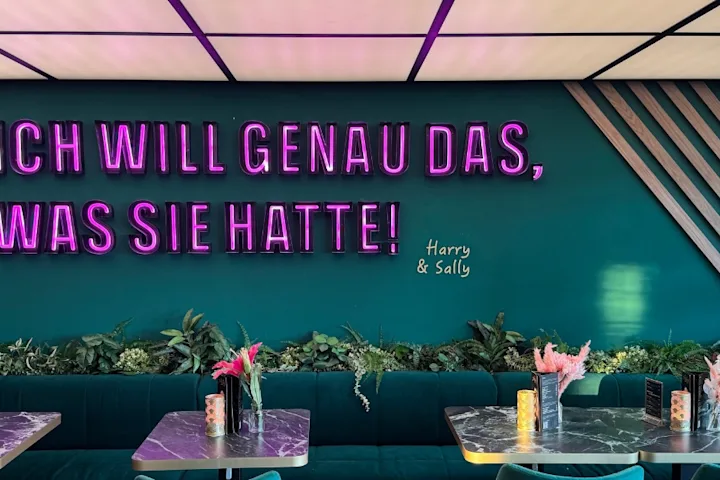 Schriftzug von Harry & Sally an der Wand: "Ich will genau das, was sie hatte!"