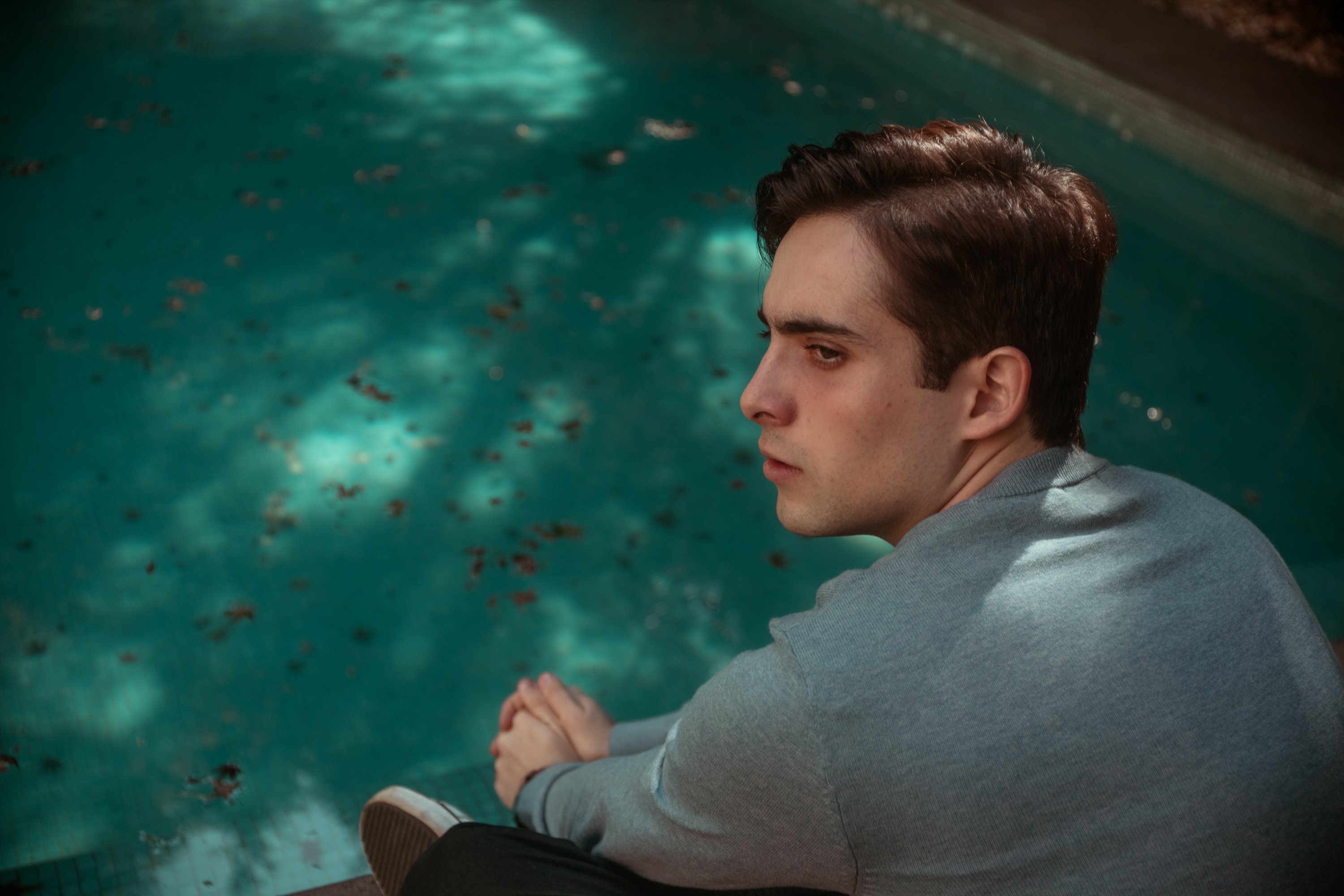 Szenenbild zu Fine Young Men: Jugend zwischen Freiheit und Zwang