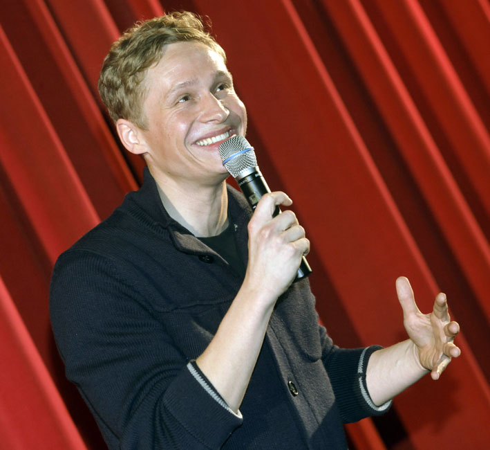 Matthias Schweighöfer vor der Leinwand