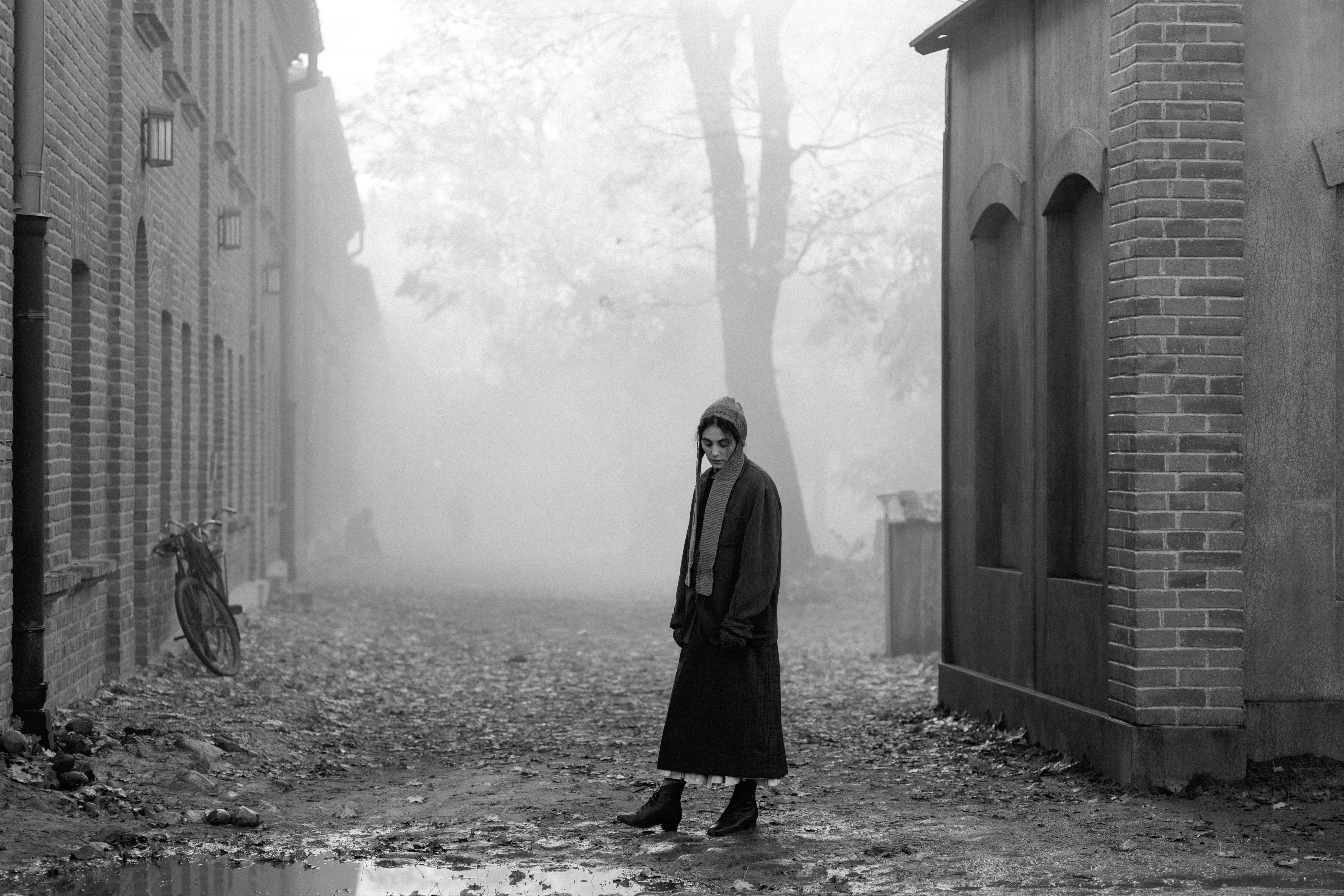 Szenenbild zu Das Mädchen mit der Nadel