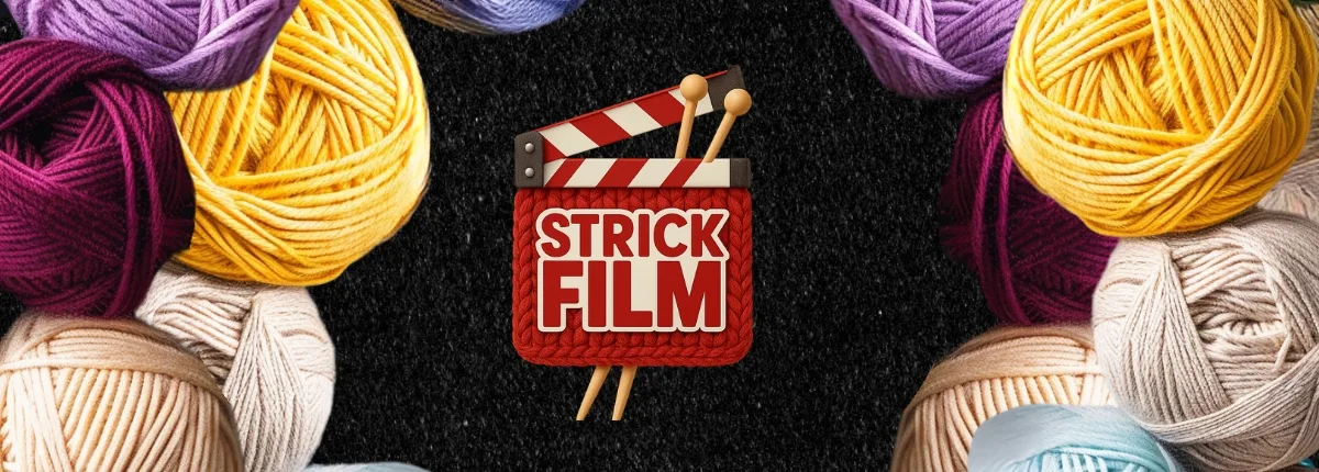 Banner „Strick Film“ mit Filmklappe aus rotem Strick und Stricknadeln. Im Hintergrund liegen bunte Wollknäuel auf schwarzem Untergrund.