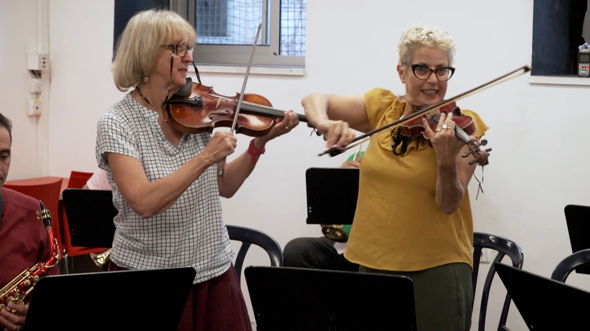 Szenenbild zu Das Orchester - That Orchestra With the Broken Instruments