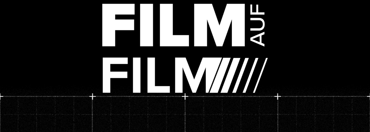 Logo mit der weißen Aufschrift „Film auf Film“ auf schwarzem Hintergrund. Das zweite „Film“ ist mit schrägen Linien gestaltet, die an Filmstreifen erinnern.