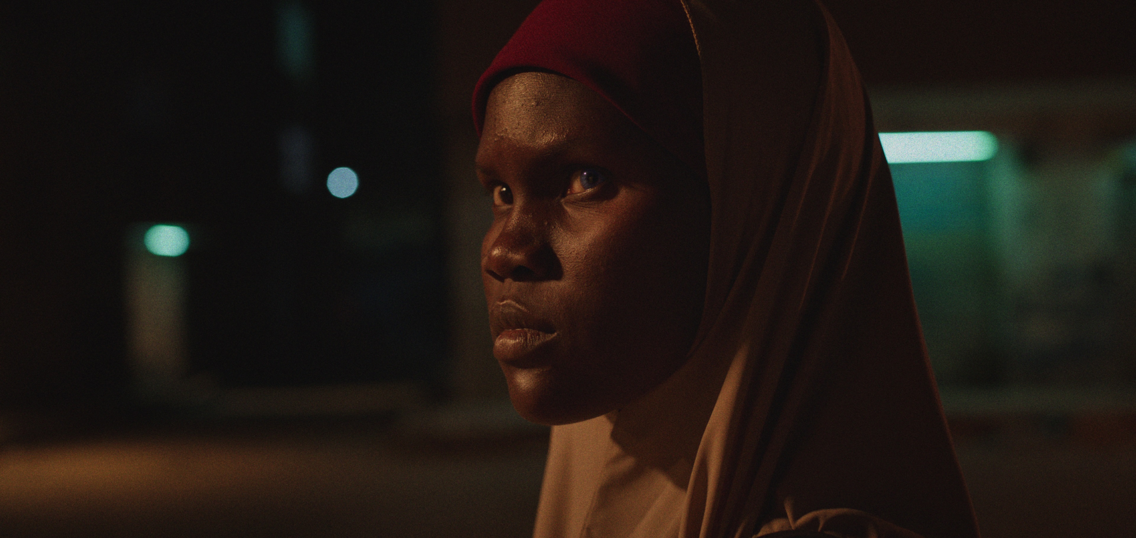 Szenenbild zu Aisha Can't Fly Away