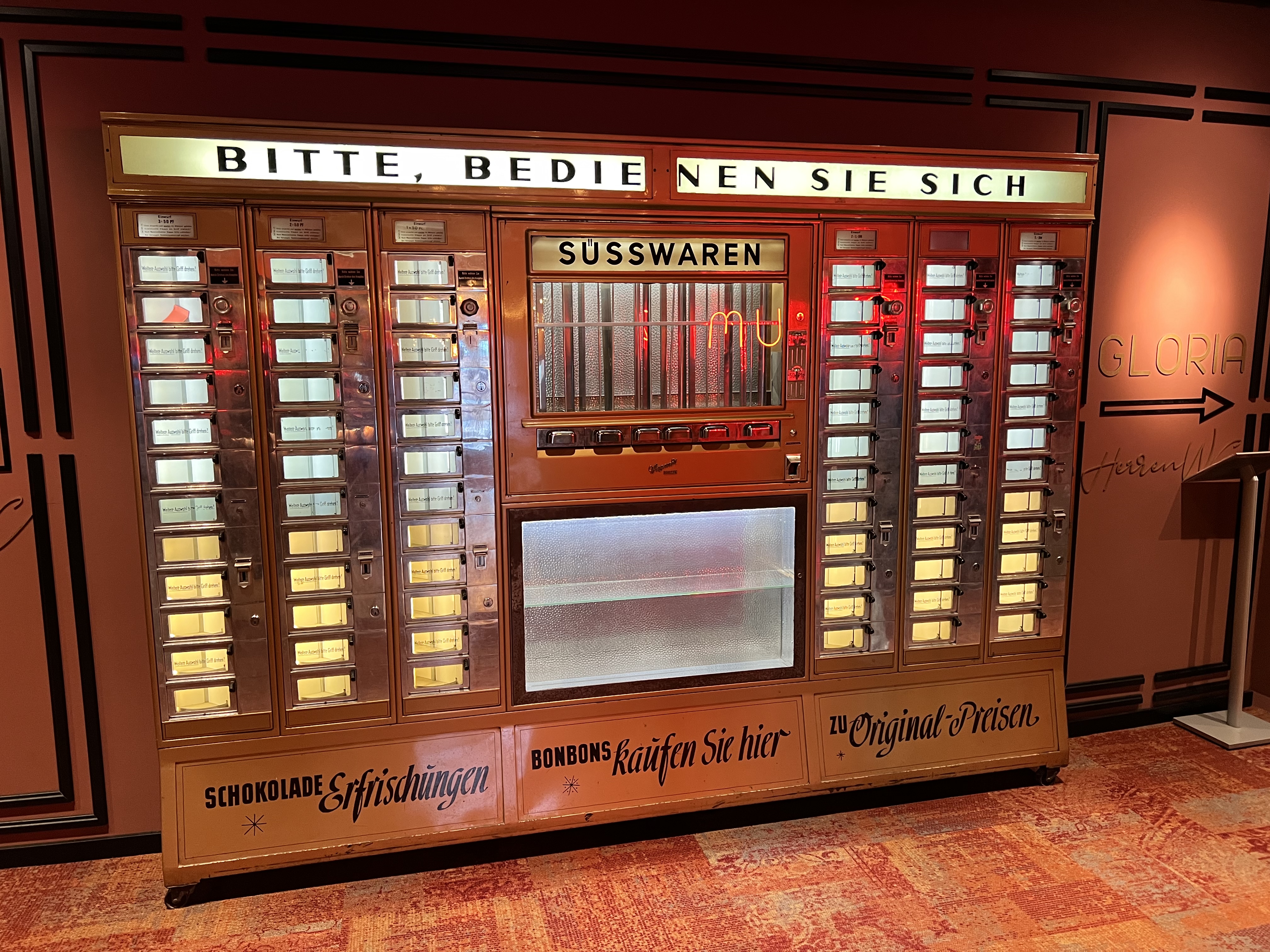 Ein antiker Süßwarenspender im Atrium