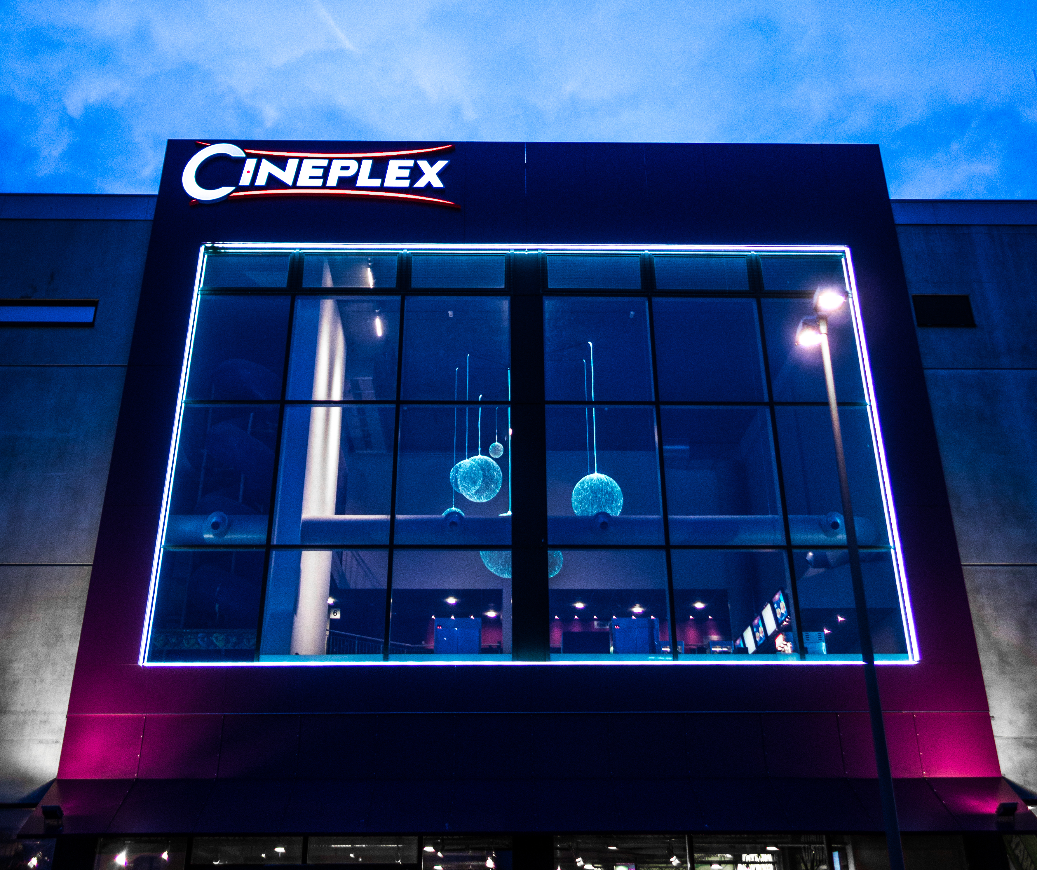 Foto, das das Cineplex Neufahrn von außen zeigt.