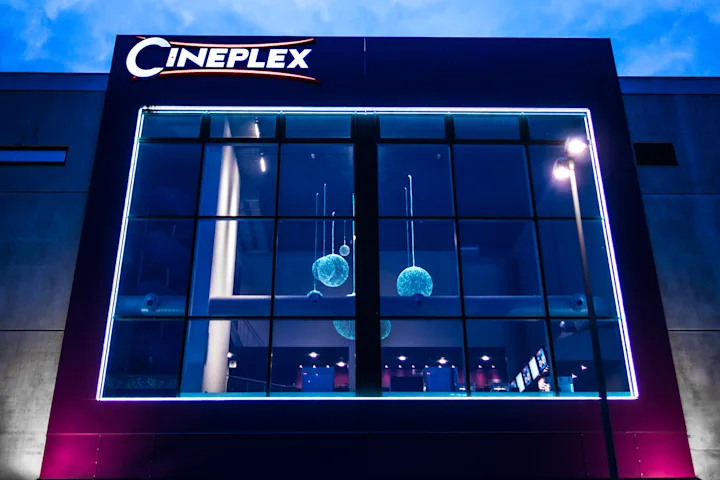 Foto, das das Cineplex Neufahrn von außen zeigt.