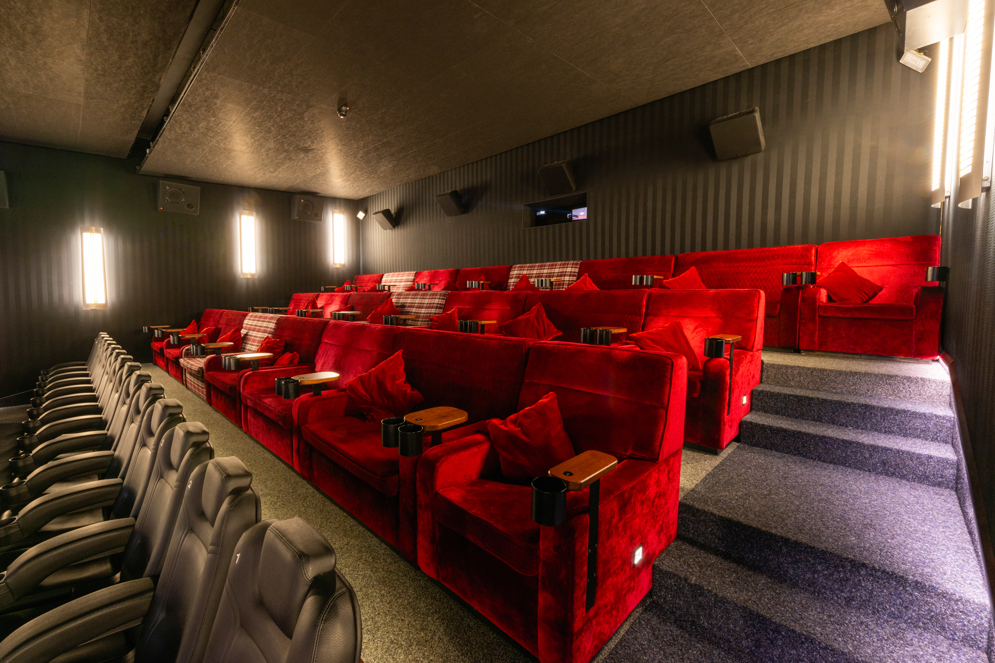 Aichach_Saal_06_side_front_couch