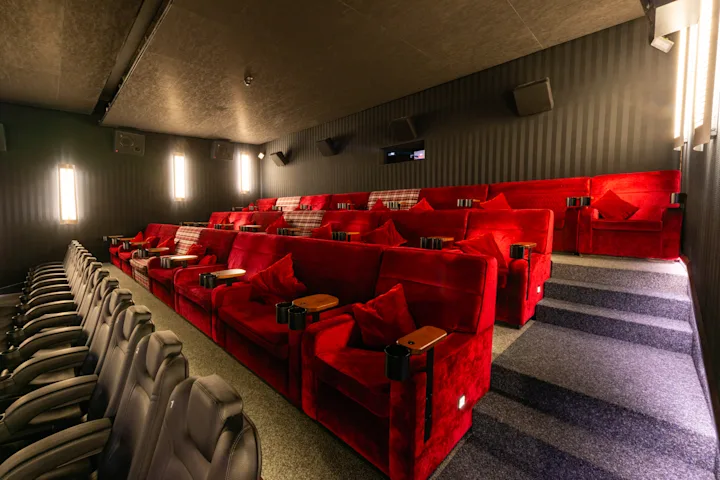 Aichach_Saal_06_side_front_couch