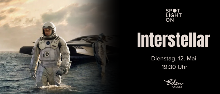 hier sieht man links einen astronauten der halb im wasser steht. hinter ihm sein gelandetes raumschiff.