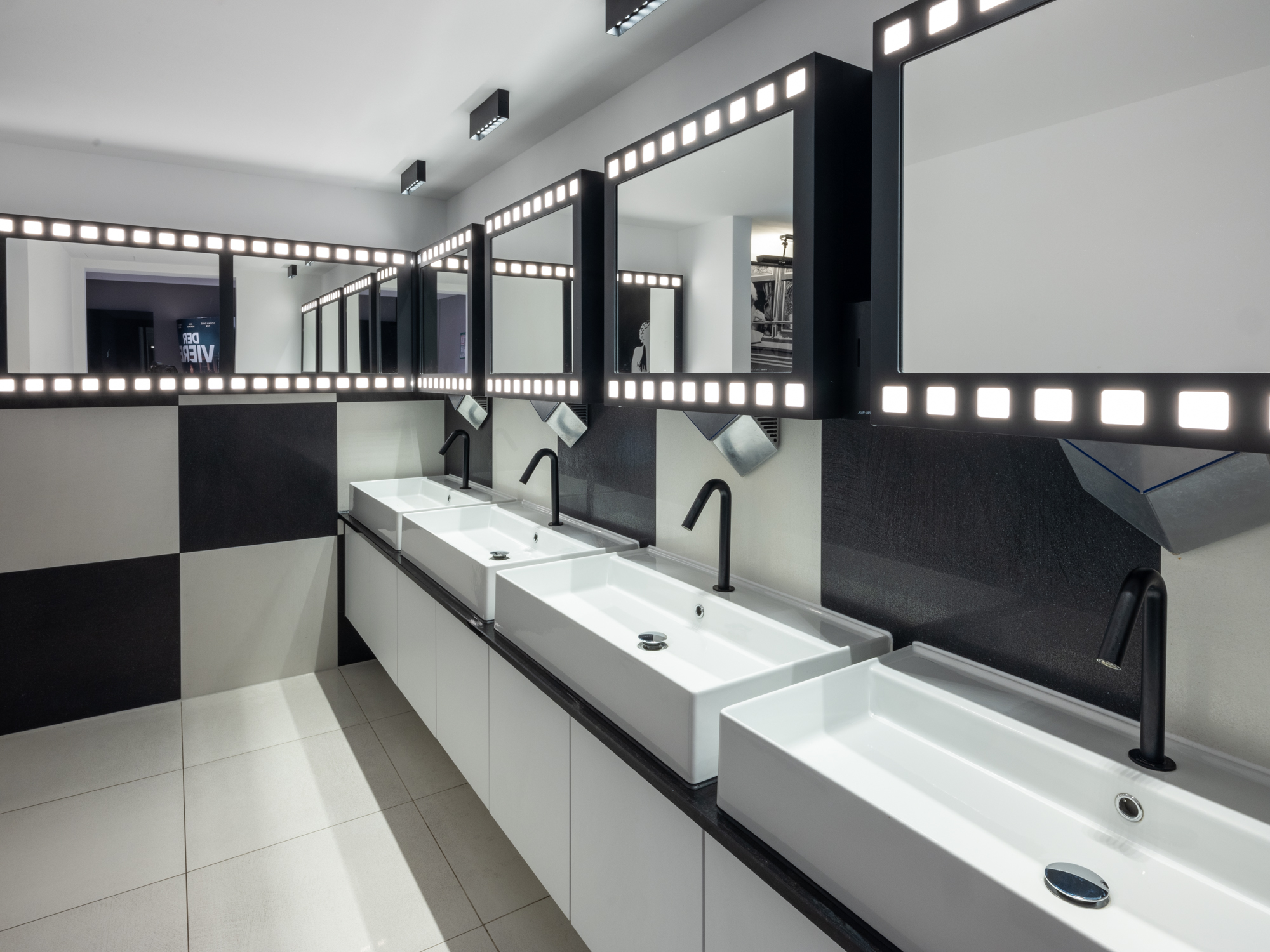 Memmingen_bathroom_movie2