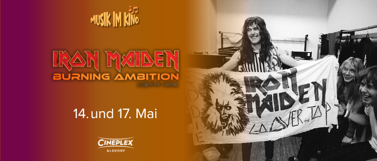 hier sieht man ein schwarz weiß bild. darauf sieht man einen langhaarigen Mann, der ein Banner mit "IRON MAIDEN" hochhält. Daneben sind Menschen zu sehen, die sehr glücklich aussehen.