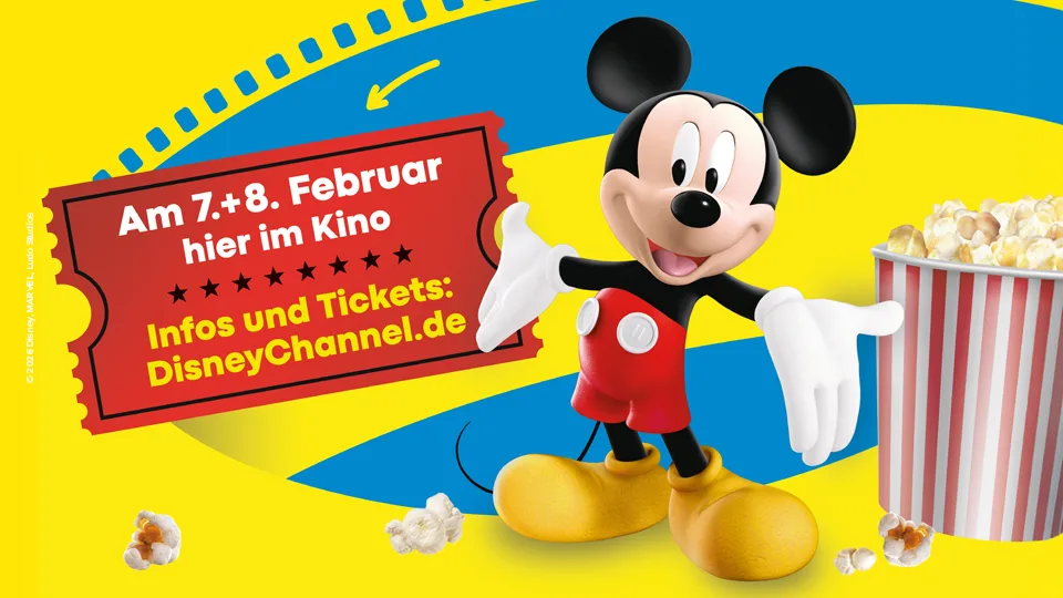 Schmuckgrafik, die rechts im Bild Micky Mouse und einen Popcorneimer zeigt. Links steht "Am 7.+8. Februar hier im Kino. Infos & Tickets: DisneyChannel.de". Die Grafik bewirbt das DisneyChannel Mitmachkino.