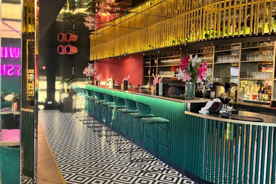 Ansicht der Bar und den in Reihe stehenden Stühlen