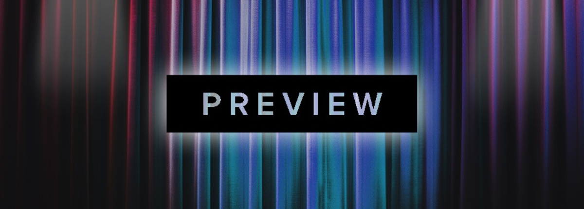 Banner mit dem Wort „PREVIEW“ in heller Schrift auf schwarzem Balken. Im Hintergrund verlaufen unscharfe, vertikale Lichtstreifen in Blau-, Lila- und Pinktönen, die an einen geöffneten Vorhang erinnern.