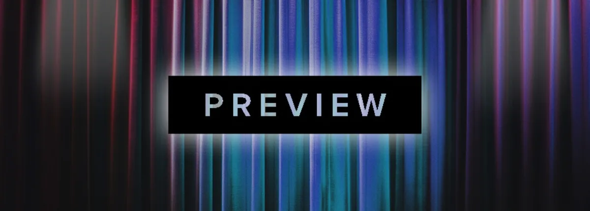 Banner mit dem Wort „PREVIEW“ in heller Schrift auf schwarzem Balken. Im Hintergrund verlaufen unscharfe, vertikale Lichtstreifen in Blau-, Lila- und Pinktönen, die an einen geöffneten Vorhang erinnern.