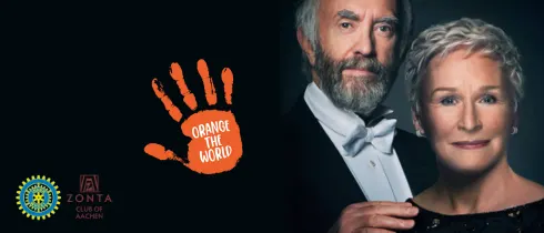 Hier sieht man die Schauspieler*innen aus "Die Frau des Nobelpreisträgers" und die Logos des inner Wheel clubs. sowie eine Orange Hand mti der Aufschrift "Orange the world"